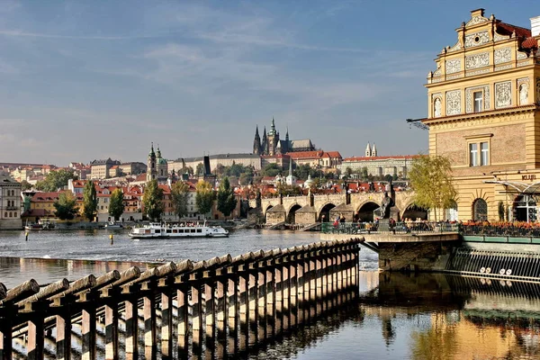 Pohled přes staré Prahy s Pražský hrad na vrcholu kopce — Stock fotografie