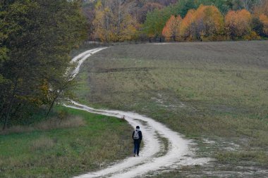 Bir ülke yol, Yalnız gezgin