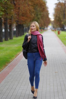 Güzel bir sarışın kız yürüyor