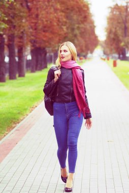 Güzel bir sarışın kız yürüyor