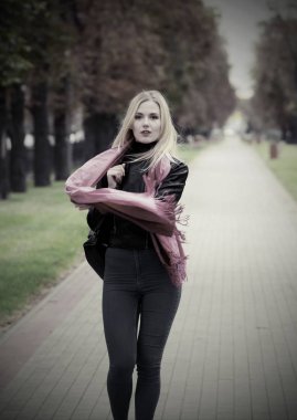 Sonbahar başlangıcı. Soğuk. Güzel bir sarışın kız