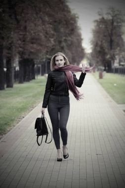 Güzel sarışın kız alışveriş yürüyor