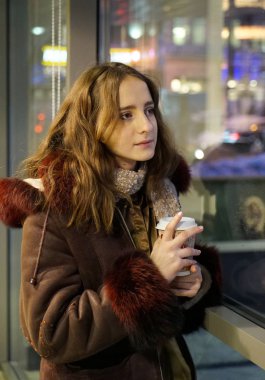 Bir bardak kahve pencere yanında çekici kızı