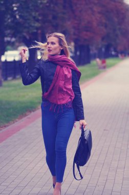 Sarışın kız alışveriş yürüyor.