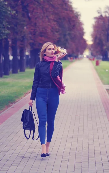 Chica rubia está caminando por el centro comercial . — Foto de Stock