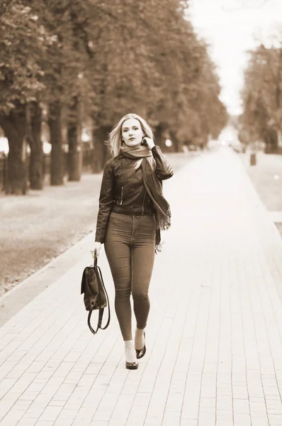 Seorang gadis cantik berambut pirang berjalan di sepanjang mal — Stok Foto