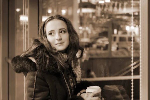 Bardak kahve çekici kızı — Stok fotoğraf