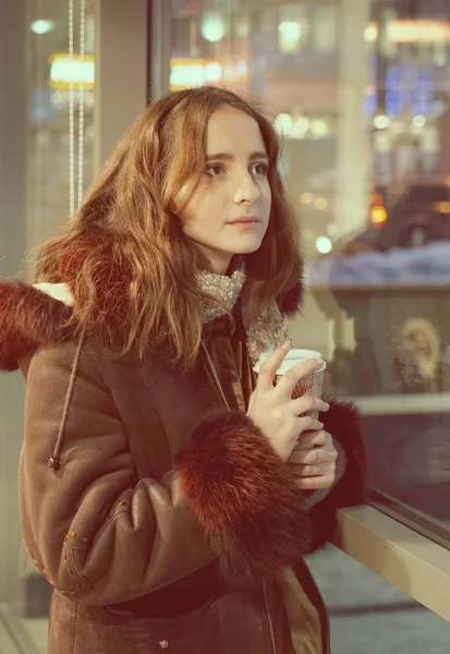 Приваблива молода дівчина зі склянкою кави. Міське життя . — стокове фото