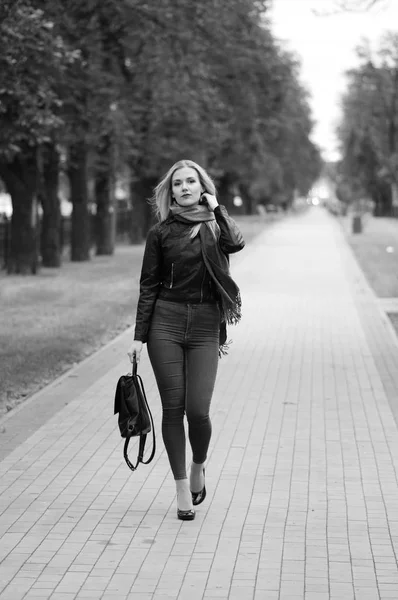 Una bella ragazza bionda cammina lungo il centro commerciale — Foto Stock