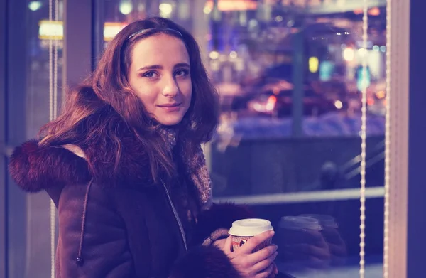 Приваблива молода дівчина з келихом кави — стокове фото