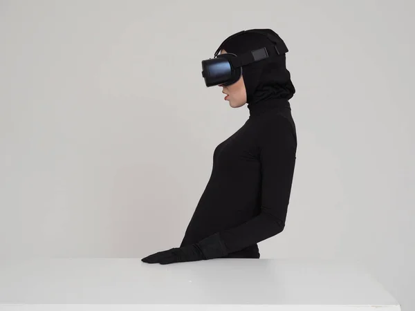 Femeia care pozează în căști VR — Fotografie, imagine de stoc