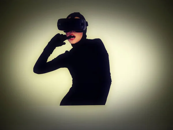 Nainen VR kuulokkeet - uusi hi-tech gadget — kuvapankkivalokuva