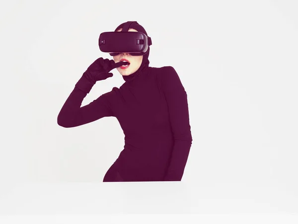 妇女在 Vr 耳机-新的高科技小工具 — 图库照片