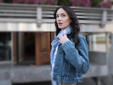 Şehirde yürüyen güzel genç bir kadın.