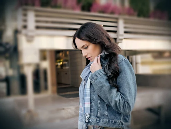 Bela jovem mulher andando na cidade — Fotografia de Stock