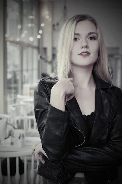 Vacker ung blond kvinna poserar i café — Stockfoto