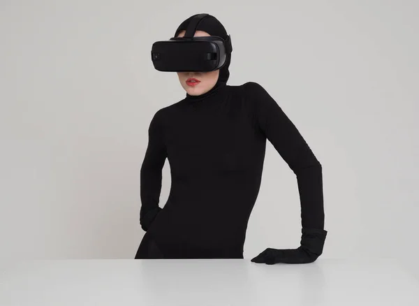 Mulher no fone de ouvido VR - novo gadget oi-tech — Fotografia de Stock