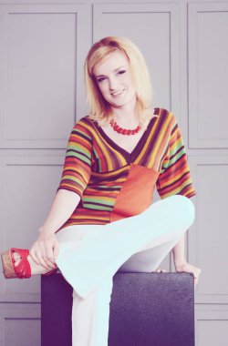 Güzel kız 1970'lerde stil stüdyo portresi.