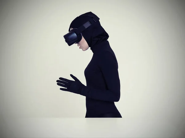 Mulher posando em fone de ouvido VR — Fotografia de Stock