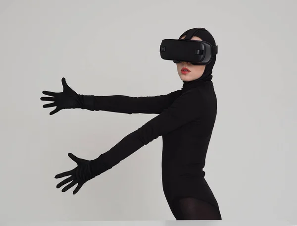 VR spectacol de o femeie în negru — Fotografie, imagine de stoc