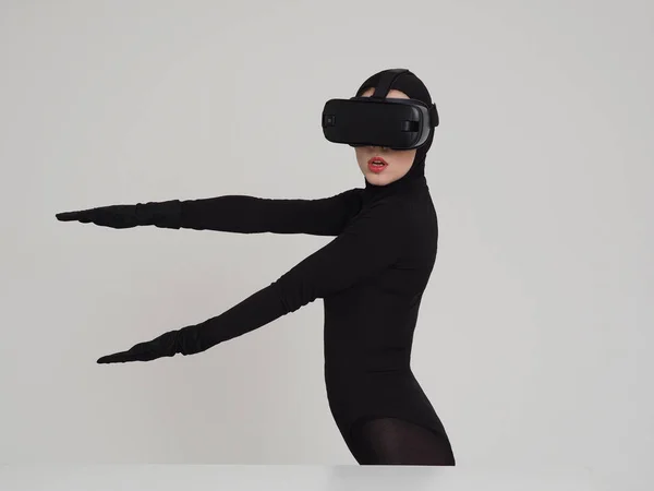 VR-шоу жінки в чорному — стокове фото