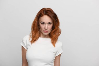 Bej elbiseli güzel kızıl kız.