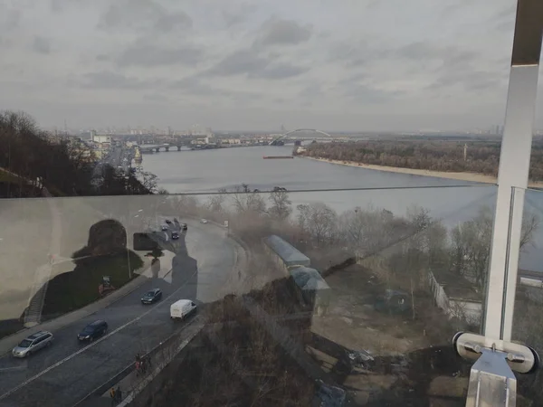 Εναέρια άποψη της πόλης του Κιέβου με τον ποταμό Δνείπερου — Φωτογραφία Αρχείου