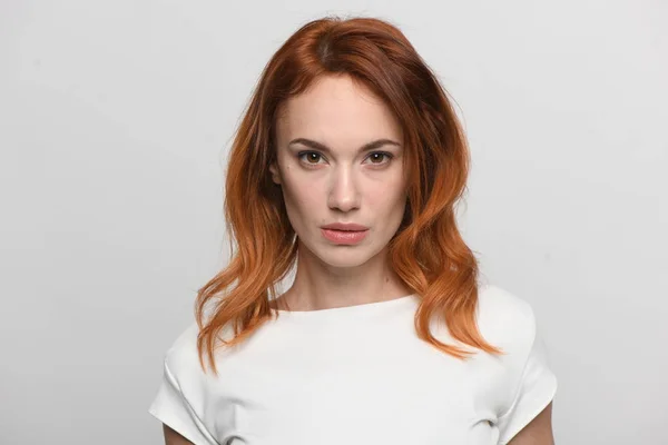 Retrato de mulher bonita com cabelo vermelho — Fotografia de Stock