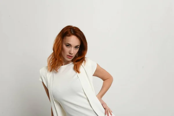 Retrato de mulher bonita com cabelo vermelho — Fotografia de Stock