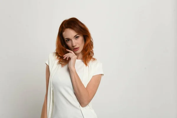 Portret van mooie vrouw met rood haar — Stockfoto