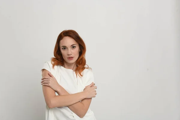 Retrato de mujer hermosa con el pelo rojo —  Fotos de Stock