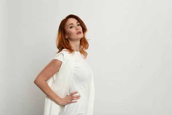 Retrato de mujer hermosa con el pelo rojo — Foto de Stock