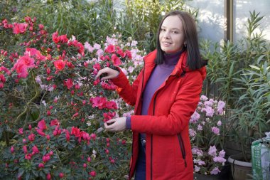 Açelya çiçekleriyle poz veren kadın 