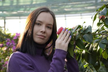 Çiçekli genç bir kadının portresi