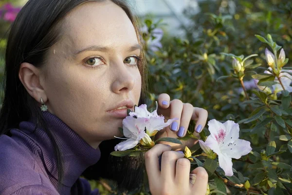 花の匂いがする若い女性 — ストック写真
