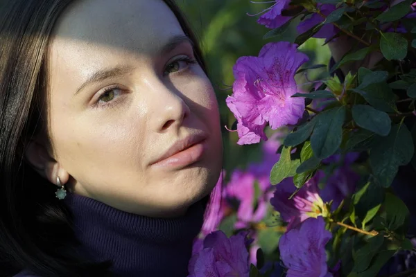 花を持つ若い女性の肖像画 — ストック写真