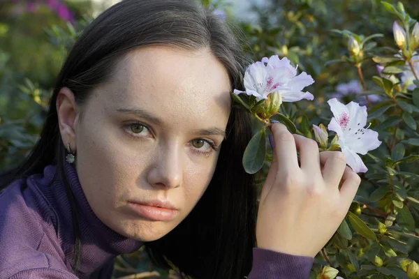 Портрет молодої жінки з квіткою — стокове фото