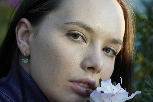 花を持つ若い女性の肖像 — ストック写真