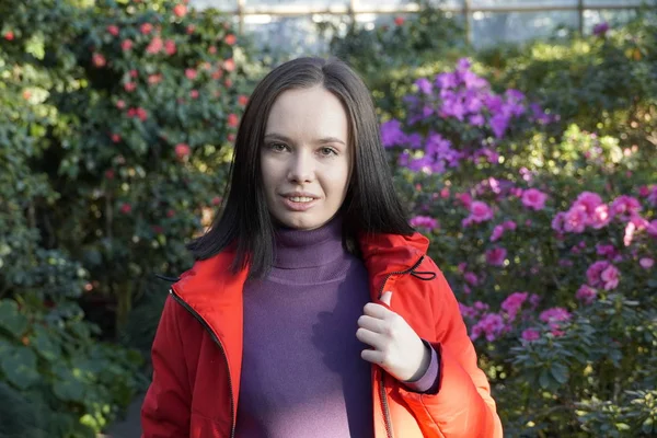 Woman posing with azalea flowers in garden — Φωτογραφία Αρχείου