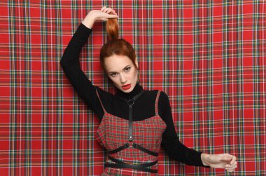 Kızıl saçlı kız kendini kuyruğundan çeker.