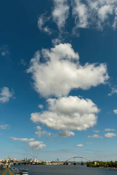 Μπλε ουρανός και λευκά σύννεφα πάνω από Dniper — Φωτογραφία Αρχείου