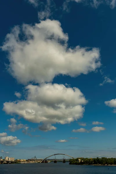 Μπλε ουρανός και λευκά σύννεφα πάνω από Dniper — Φωτογραφία Αρχείου