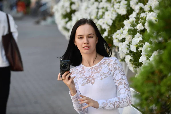 Amatéři žena dívka s digitálním fotoaparátem — Stock fotografie