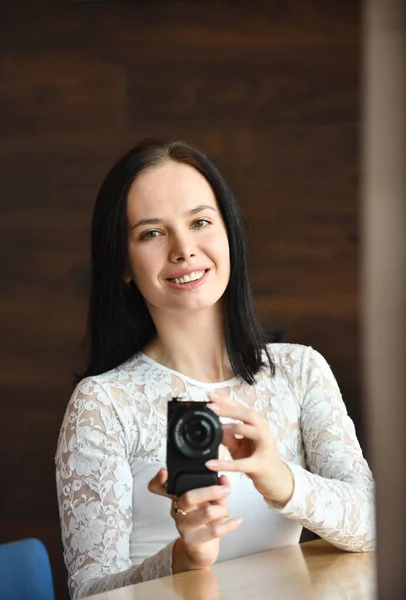 Νεαρή γυναίκα φωτογράφος με ψηφιακή φωτογραφική μηχανή — Φωτογραφία Αρχείου