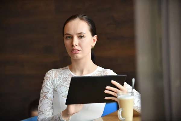 태블릿을 들고 있는 검은 머리 소녀 — 스톡 사진