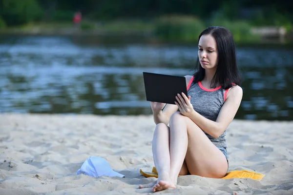 Junge Frau mit Tablet — Stockfoto