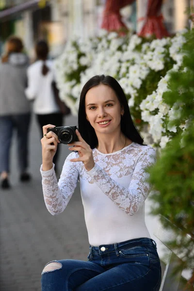 디지털 카메라를 사용하는 젊은 여성 사진 작가 — 스톡 사진