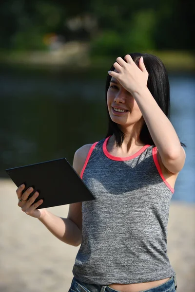 Gadis muda dengan tablet — Stok Foto