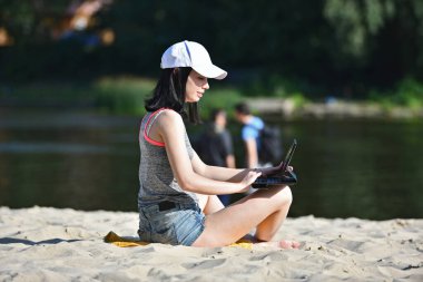 Tabletli genç bir kadın. 