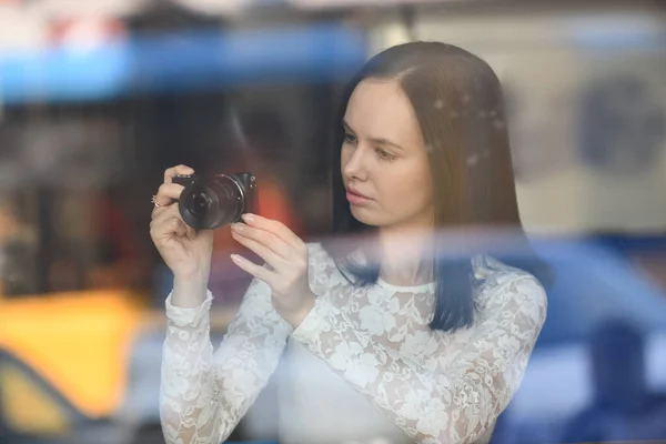 디지털 카메라가 부착 된 여성 사진 작가 — 스톡 사진